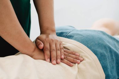 Doktor ya da fizyoterapist genç bir kadının sırtını iyileştirir. Rehabilitasyon merkezinde de tavsiye verin. Fiziksel rehabilitasyon kavramı.