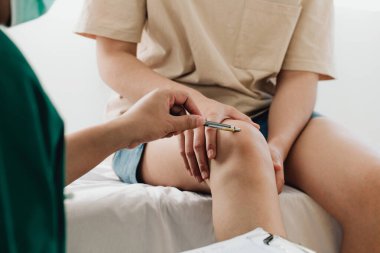 Hasta bir terapiste danışıyor ve kazadan sonra yaralı bir bacak ya da dizle durumu anlatıyor ve ona klinikteki sorunun teşhisini, spor egzersiz yaralanmalarını anlatıyor..