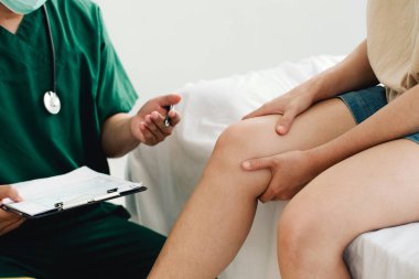 Hasta bir terapiste danışıyor ve kazadan sonra yaralı bir bacak ya da dizle durumu anlatıyor ve ona klinikteki sorunun teşhisini, spor egzersiz yaralanmalarını anlatıyor..