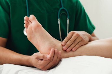 Modern kliniklerde yaralı ayak bileği ağrısını tedavi eden bir fizyoterapist. Fiziksel rehabilitasyon kavramı..