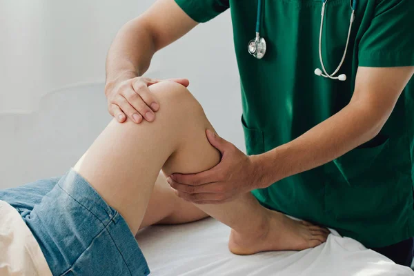 Terapeuta Consulta Con Tratamiento Rodilla Lesionada Del Paciente Con Terapeuta Imagen De Stock