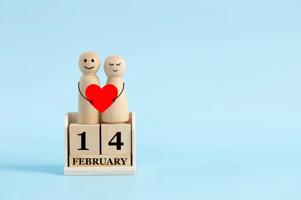 木製ブロックカレンダー バレンタインデーに描かれた笑顔と恋に幸せなカップル木製人形とバレンタインデーのテーマ ストックフォト