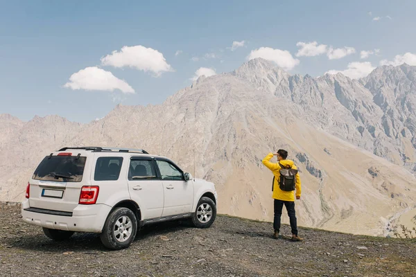 Seorang Pendaki Dengan Ransel Mengagumi Pemandangan Pegunungan Mobil All Terrain — Stok Foto