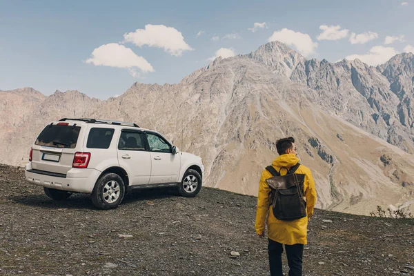 Seorang Pendaki Dengan Ransel Mengagumi Pemandangan Pegunungan Mobil All Terrain — Stok Foto