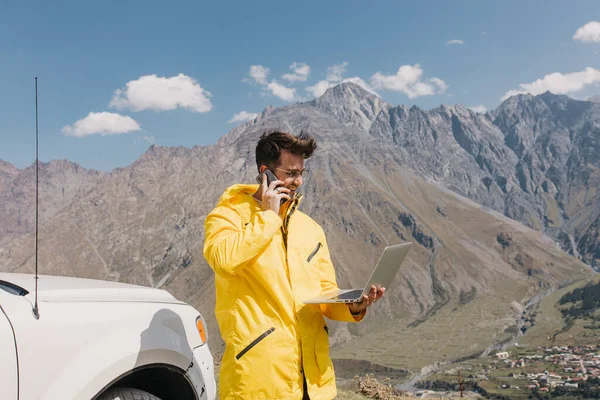 Traveler Dengan Ransel Berbicara Telepon Petualangan Dan Hiking Kerja Jauh — Stok Foto