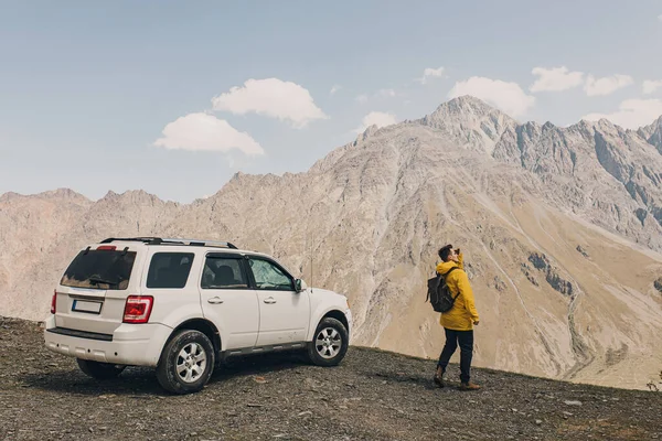 Ведучий Рюкзаком Захоплюється Гірським Видом Його Всюдихідний Автомобіль Позашляховик Пригоди Стокове Зображення