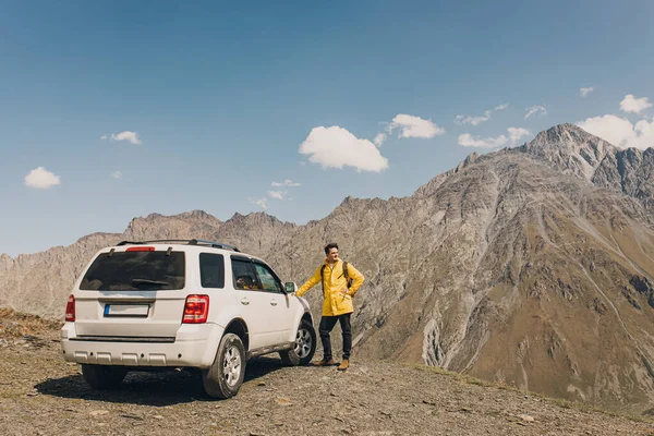 Seorang Pendaki Dengan Ransel Mengagumi Pemandangan Pegunungan Mobil All Terrain Stok Lukisan  