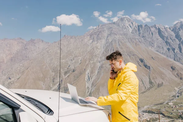 Viajero Con Una Mochila Hablando Por Teléfono Aventura Senderismo Trabajo Fotos de stock