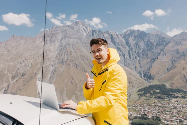 Viajero Con Una Mochila Hablando Por Teléfono Aventura Senderismo Trabajo Fotos de stock