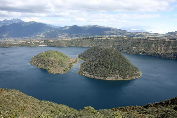 L'ouverture entre les îles du lac Cuicocha — Photo