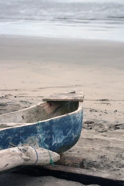 Łódź rybacka na plaży — Zdjęcie stockowe