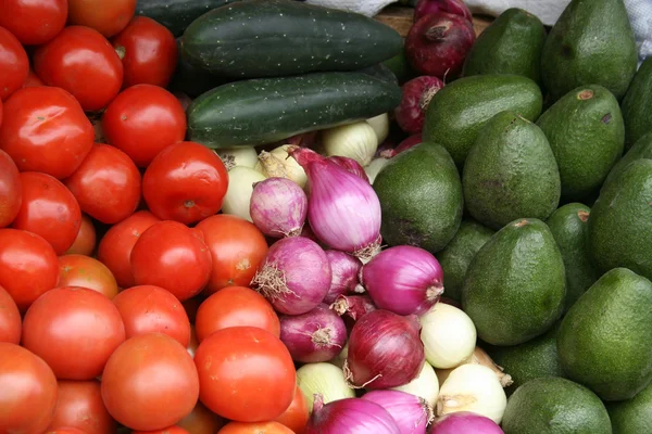 Zelenina na trhu otavalo — Stock fotografie