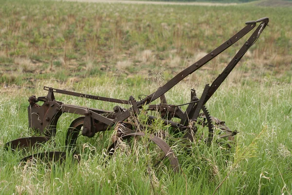 Antike Pflugschar auf einem Feld ausgesetzt — Stockfoto