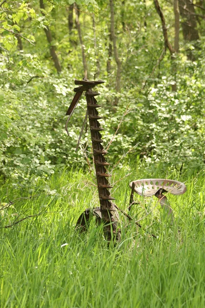 Cortador de grama antigo em um campo — Fotografia de Stock