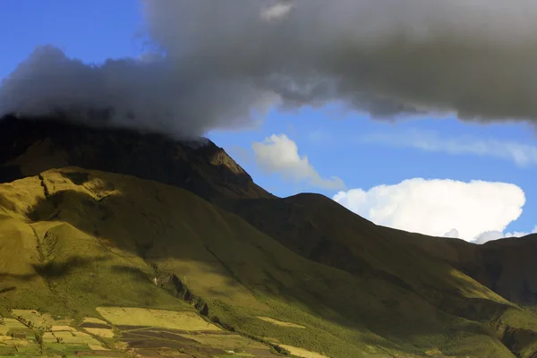 Bulutların üzerinde mount Imbabura — Stok fotoğraf