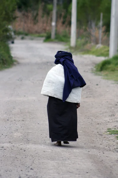 Wanita tua di jalan. — Stok Foto