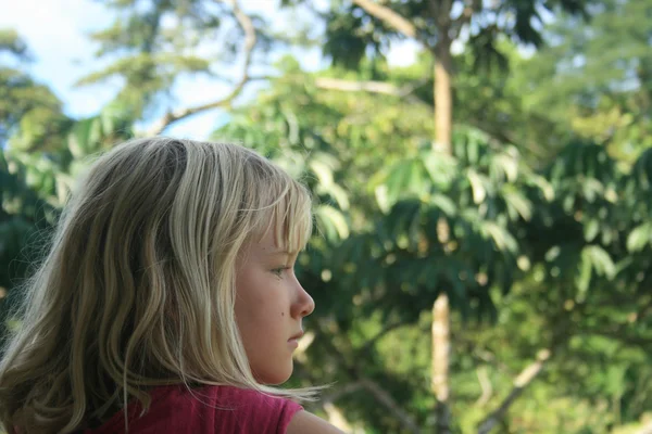 Ung flicka tittar på djungeln — Stockfoto