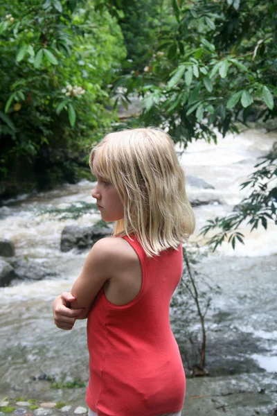川を見ている若い女の子 — ストック写真