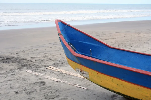Bateau de pêche bleu et jaune sur une plage — Photo