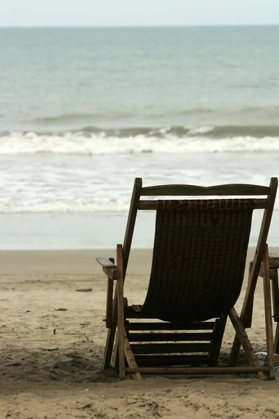 Bir sahilde ahşap sandalye — Stok fotoğraf