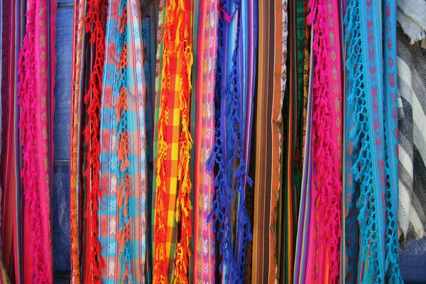 Mantones colgando en el mercado de artesanía al aire libre en Otavalo —  Fotos de Stock