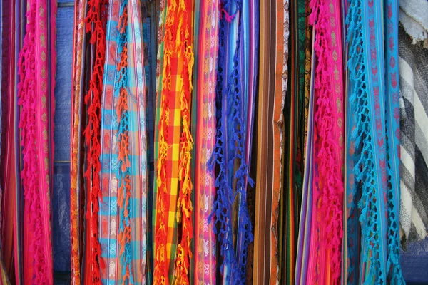 otavalo açık el sanatları pazarında asılı şallar