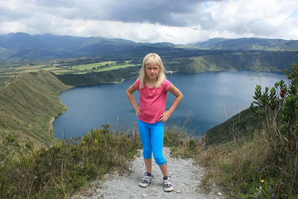 湖 cuicocha でディンプルを持つ少女 — ストック写真