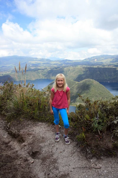 湖 cuicocha で笑顔の女の子 — ストック写真