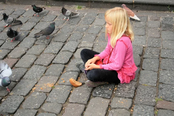 Ragazza con pane — Foto Stock