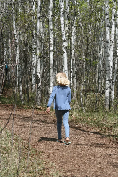 Ung flicka gå ner en — Stockfoto