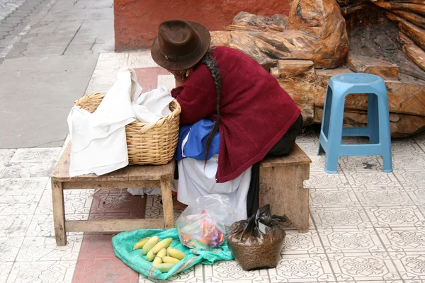 Femme en attente d'une vente — Photo