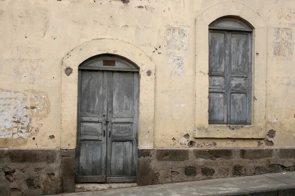 Vieille porte et fenêtre en bois — Photo