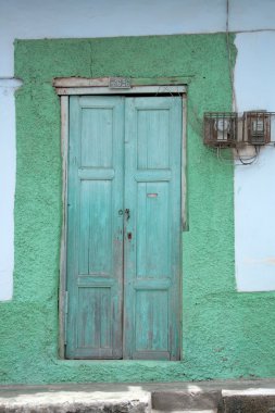Yeşil ahşap kapı