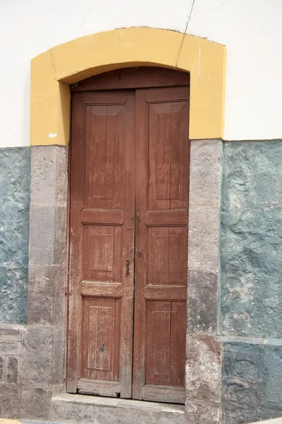 Porte en bois brun altérée — Photo