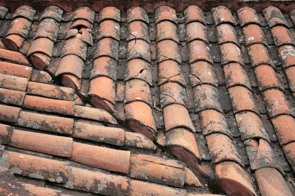 Tuiles d'ardoise sur un toit — Photo