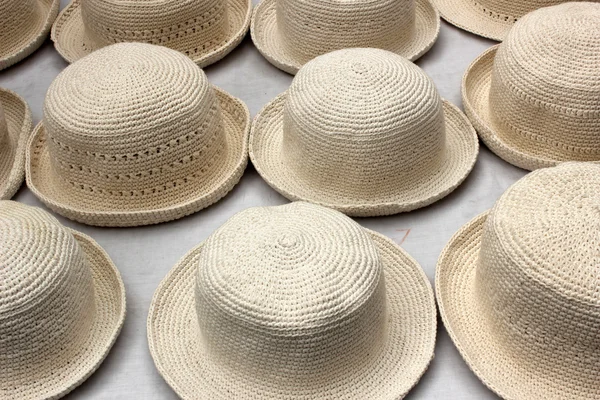 Chapéus de malha brancos no mercado — Fotografia de Stock