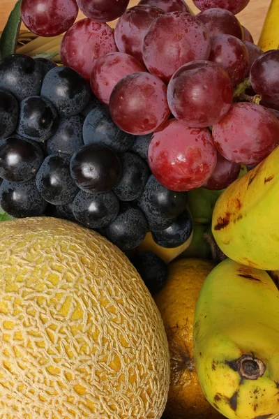 Виноградные дыни и бананы — стоковое фото