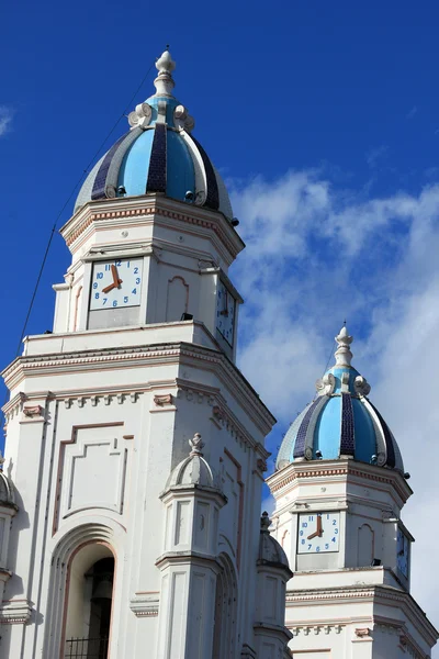 Çan kuleleri içinde quinche Basilica — Stok fotoğraf