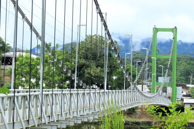 Bir nehrin üzerindeki köprü