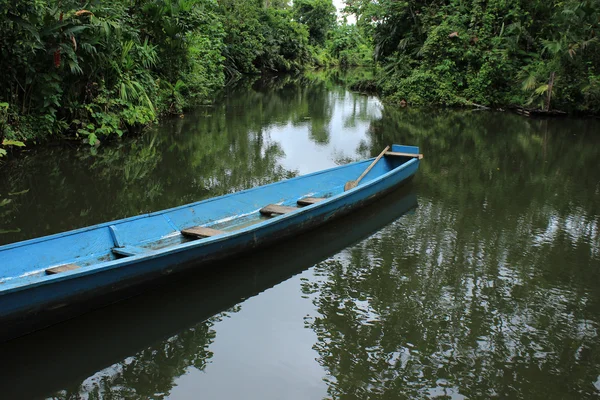 Blue River Bateau dans l'eau — Photo