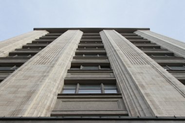 Bina yüksek duvarlı