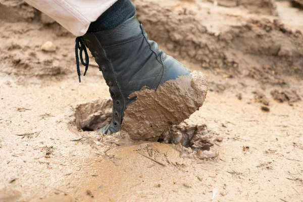 作業員の黒いブーツが泥の中にはまり — ストック写真