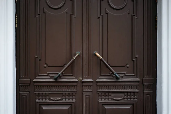 Braune Gealterte Massive Tür — Stockfoto