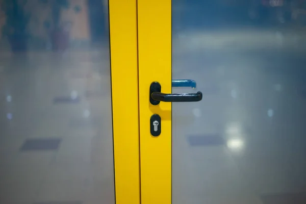 Porta Gialla Con Maniglia Nell Edificio — Foto Stock