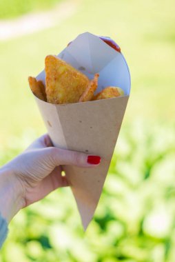 Fast food: soslu fırında patates ve peynir çubukları.