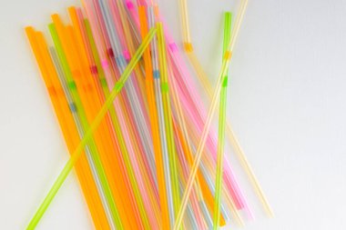 Beyaz arkaplanda çok renkli plastik borular