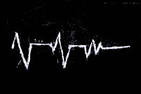 Fehér Por Heroin Kokain Narkotikum Kardiogram Formájában Fekete Alapon Szétszórva — Stock Fotó