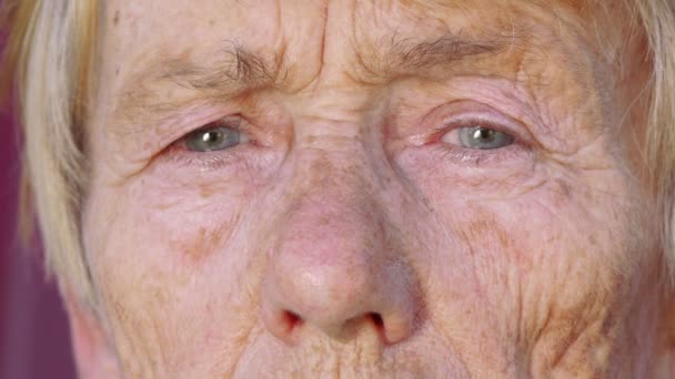 Yaşlı kadının yüzü — Stok video