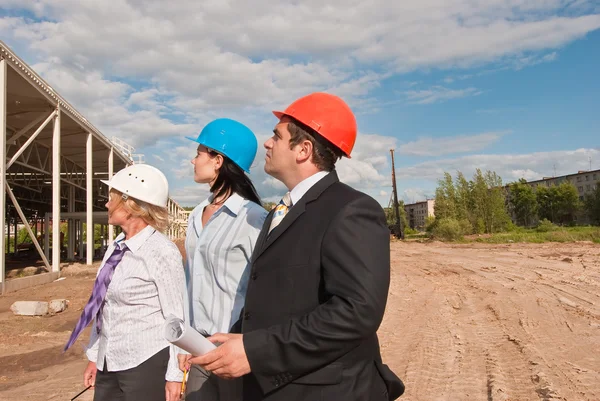 Director con subordinados en el sitio de construcción de céntimos de compras —  Fotos de Stock