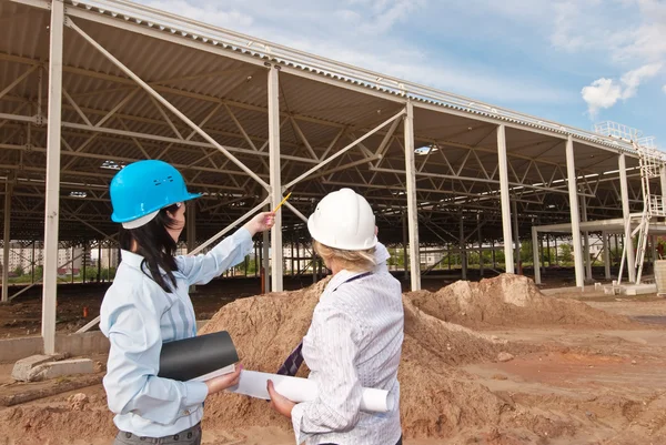 Two engineers at construction site — Stock Photo, Image